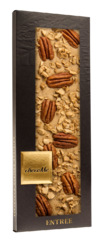 Blond čokoláda Valrhona s uzenou mořskou solí, pekanové ořechy, sušený karamel
